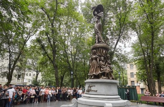 В Харкові стоїть пам’ятник Гурченко з двома помилками
