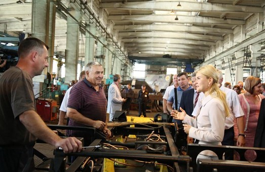 У день 75-річчя Харківського заводу спецмашин Світлична зустрілася з колективом підприємства