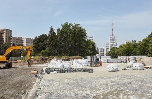 Триває реконструкція площі Свободи в Харкові