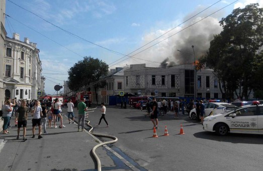 У центрі Харкова - пожежа підвищеної складності: палає будівля Української інженерно-педагогічної академії