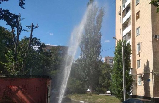 На проспекті Науки в Харкові - велика аварія на водопроводі