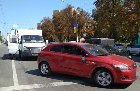 ДТП в Харкові: три автівки, не рахуючи тролейбуса