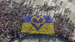 Символ України єднає серця: у Харкові до Дня прапора відбувся масштабний флешмоб (Фото, відео)
