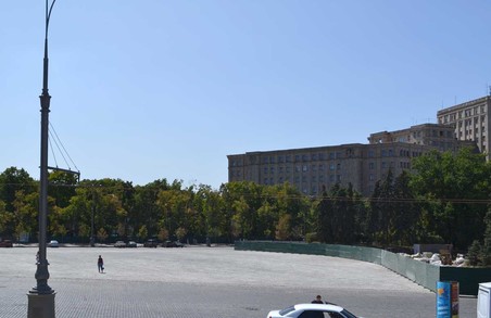 В Харкові прибрали паркан, яким огородили місце колишнього пам’ятника Леніну