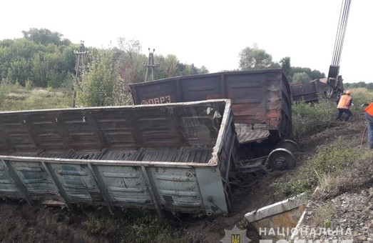 На Харківщині пасажирський потяг зіткнувся з товарними вагонами (Фото)