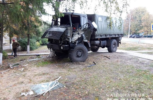 На Харківщині сталася ДТП за участі військового авто, є постраждалий