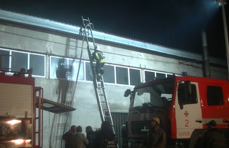 На Харківському підприємстві сталася велика пожежа, одна людина загинула (фото)
