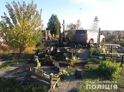 Позашляховик пошкодив пам'ятники на кладовищі під Харковом (ФОТО)