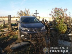 Позашляховик пошкодив пам'ятники на кладовищі під Харковом (ФОТО)