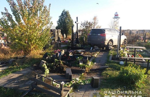 Позашляховик пошкодив пам'ятники на кладовищі під Харковом (ФОТО)