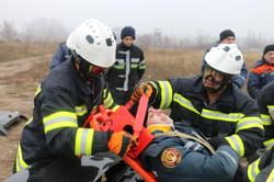 Харківські рятувальники навчались застосовувати новітній аварійно-рятувальний інструмент під час ліквідації дорожніх аварій (ФОТО, ВІДЕО)