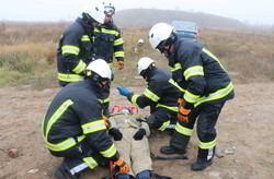 Харківські рятувальники навчались застосовувати новітній аварійно-рятувальний інструмент під час ліквідації дорожніх аварій (ФОТО, ВІДЕО)