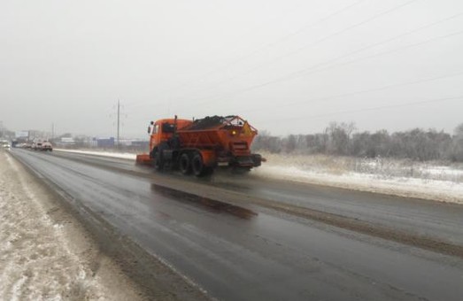 На Харківські дороги висипали  317 кубометрів піщано-сольової суміші