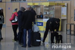 В Харківському аеропорту поліція шукає наркотики (фото)