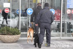 В Харківському аеропорту поліція шукає наркотики (фото)
