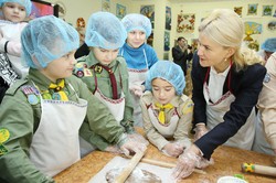 Світлична разом з дітьми випекла святкові смаколики для учасників ООС