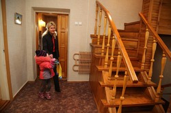 Юлія Світлична передала ключі від нового дому прийомній родині, що виховує 8 дітей