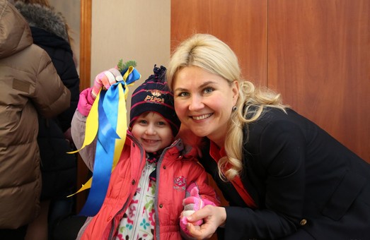 Юлія Світлична передала ключі від нового дому прийомній родині, що виховує 8 дітей