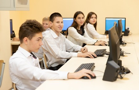 В Ізюмській школі №6 запрацював комп'ютерний клас від Марини Ярославської