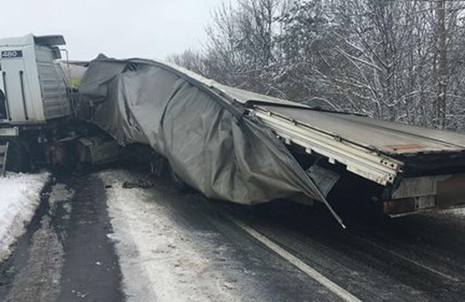 На Харківщині внаслідок зіткнення двох вантажівок загинув чоловік