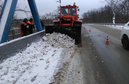 Сніг на дорогах Харківщини прибирають 187 одиниць техніки (ФОТО, ВІДЕО)