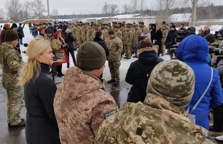 Світлична та Полторак передали сертифікат на житло для військових 92-ї бригади