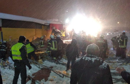 Рятувальники з-під уламків металевих конструкцій покрівлі торгівельного павільону вилучили трьох чоловік