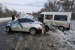 На Харківщині рятувальники дістали трьох людей з понівеченого внаслідок ДТП мікроавтобусу