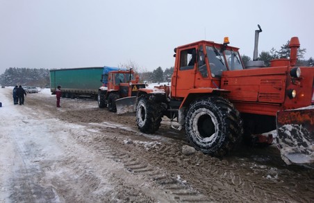 Минулої доби харківські рятувальники витягли зі снігової пастки сім авто