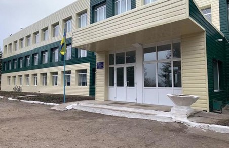 У Грушинському НВК майже завершені роботи з утеплення будівлі
