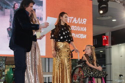 Як дві краплі: в Харкові підбили підсумки сімейного модного конкурсу (фоторепортаж)