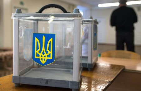 На Харківщині поліцейські викрили двох чоловіків, які намагалися підкупити виборця