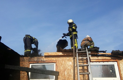 На Харківській СТО сталася масштабна пожежа (фото)