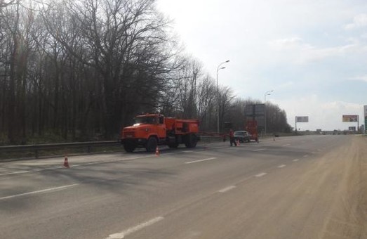 На дорогах Харківщини продовжують ліквідовувати ями