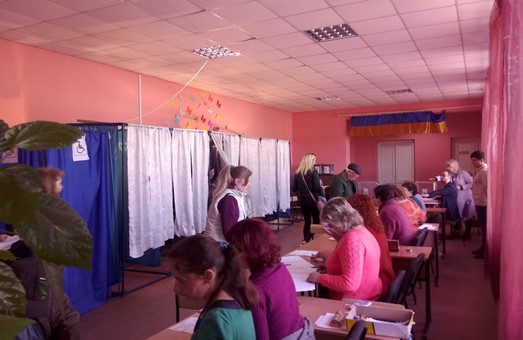 Усі виборчі дільниці Харківщини розпочали свою роботу