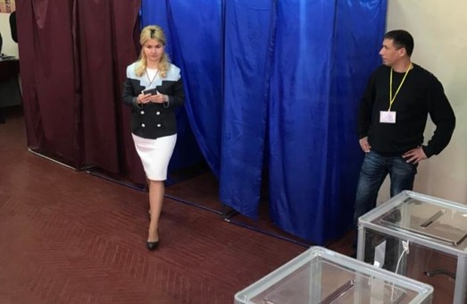 Світлична проголосувала на своїй виборчій дільниці (ФОТО)