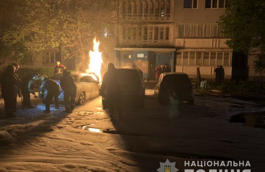 Поліція проводить перевірку за фактом загоряння трьох автомобілів у Харкові (ФОТО)