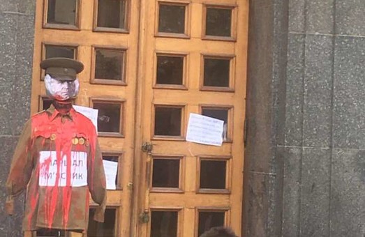 Активісти принесли до мерії «закривавленого» Жукова (ФОТО)