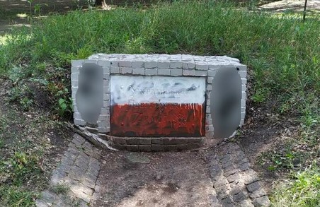 У Харкові пам‘ятник УПА знов став мішенню для вандалів