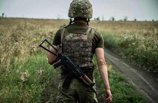 На Донбасі за добу поранено українського військового