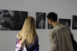 «Ті, що годують молоком»: В Харкові триває виставка про ніжність та тілесність (фото)