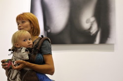 «Ті, що годують молоком»: В Харкові триває виставка про ніжність та тілесність (фото)