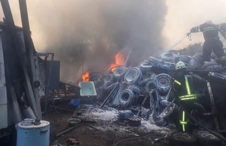 Харків: масштабна пожежа старих автомобільних покришок ліквідована