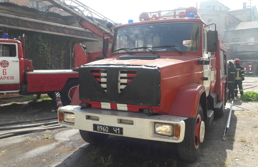 У Харкові рятувальники ліквідували пожежу у недіючій будівлі підприємства «Нова Баварія» (ФОТО)