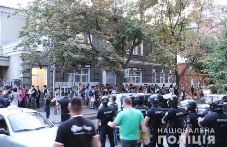 Блокували та обливали зеленкою:Як лекція в Харківському ЛітМузеї стала об‘єктом агресії