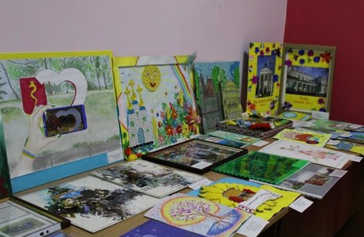В обласній дитячій бібліотеці відкрилась виставка «Харківщина туристична. Малюють діти»