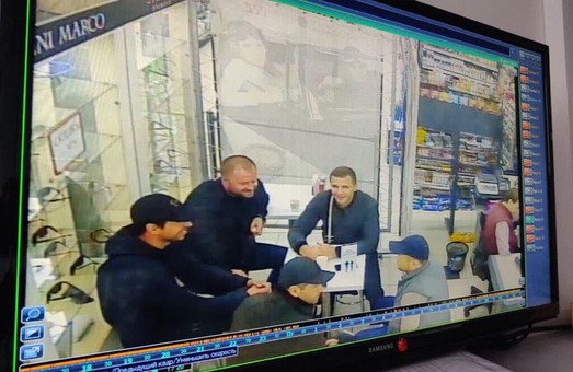 В Харкові підозрюваний в стрілянині біля супермаркету підірвав себе (ФОТО)