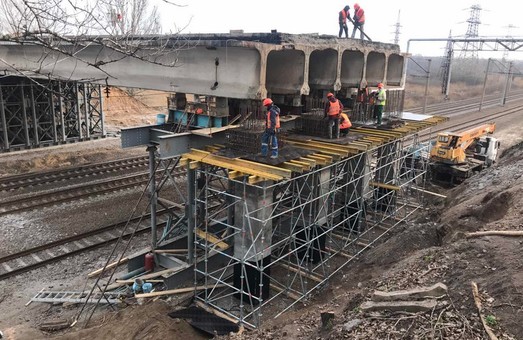 На Окружній під Харковом триває ремонт мосту (ФОТО)