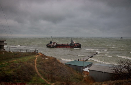 Екологічна катастрофа в Одесі: з затонулого танкеру у море виливається нафта (ФОТО, ВІДЕО)