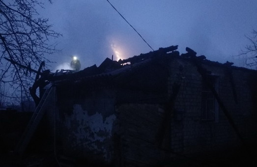 У Пісочині вогнеборці загасили пожежу у дерев’яному будинку